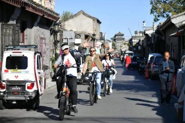 不卷价格、不做流量，他要带世界重新读懂中国