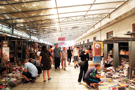 露天场变身阳光棚潘家园书市换新颜