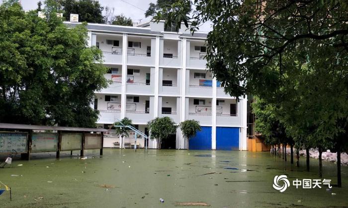 (图/杨忠华 文/杨绍高)8月26日受近日持续降水影响,镇康县南伞中学