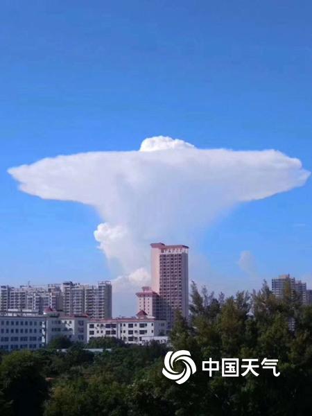 海口惊现云砧奇观状似飞碟