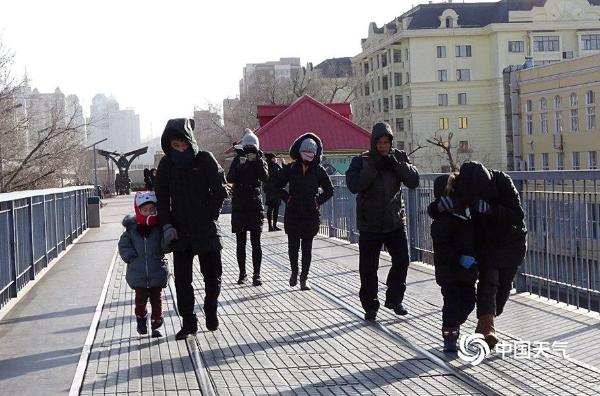 哈尔滨主城大风猛吹行人风中凌乱