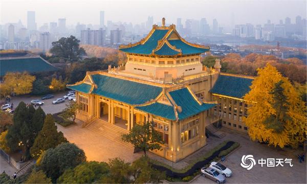 俯瞰武汉大学层林尽染秋色迷人