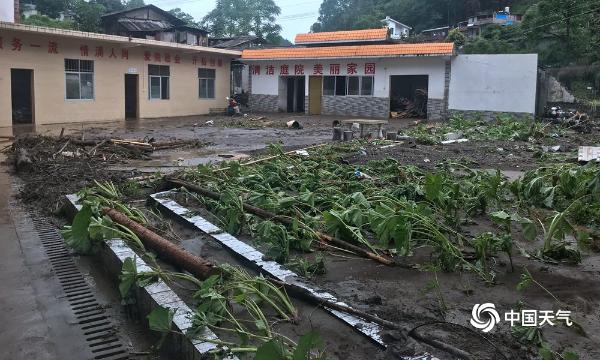 廣西南丹縣遭大暴雨襲擊受災現場一片狼藉