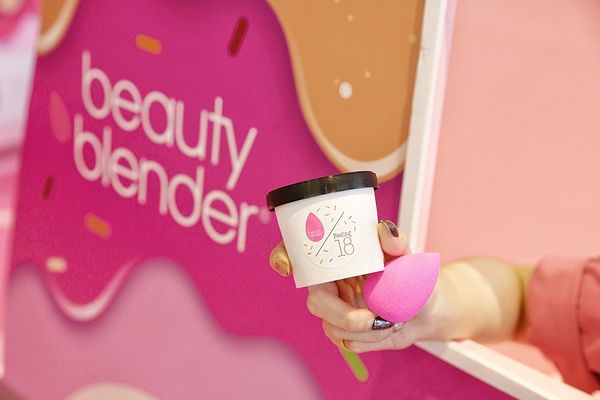 2021岁末盛事 beautyblender品牌大使莫莉Molly、原创美妆蛋粉红捷运列车来囉 !