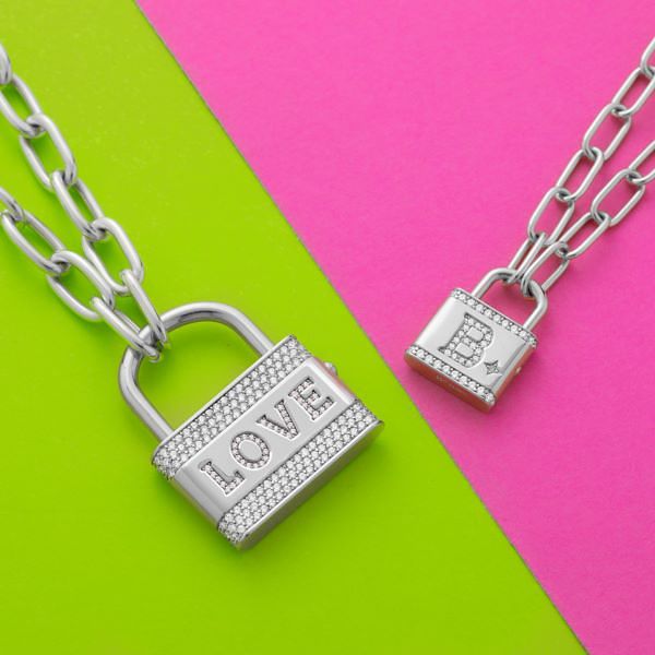女子最爱轻珠宝！APM Monaco新款「小锁扣项链」可客制化字母、随便戴都好美！