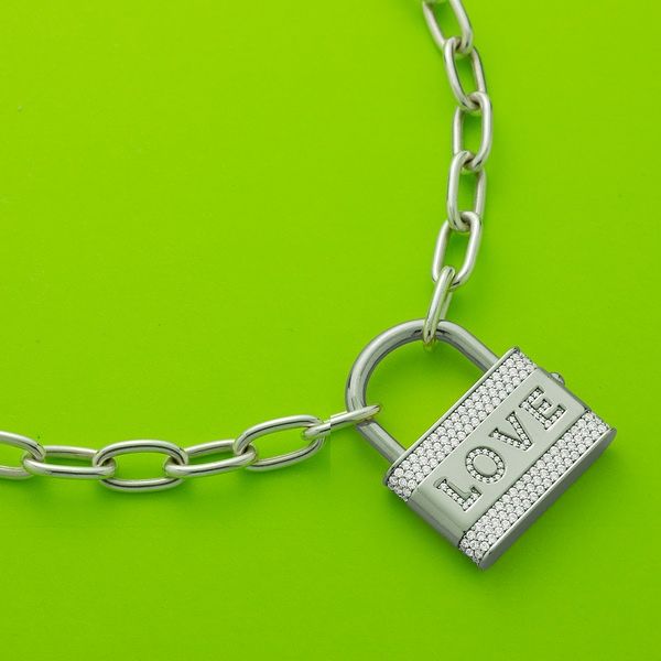 女子最爱轻珠宝！APM Monaco新款「小锁扣项链」可客制化字母、随便戴都好美！