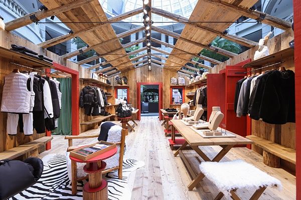 拍照顺便逛新品！PRADA CHALET『温暖小木屋』期间限定店，渔夫帽、厚底靴超好看！