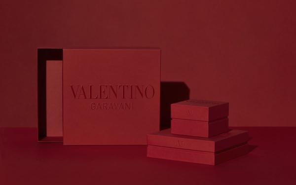 Valentino推出全新包装『质感白X红』永续精神、霸气质感又兼顾环保！