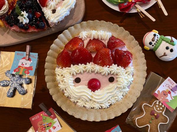 美到哭！2021圣诞节蛋糕8款推荐：泡芙塔、OREO口味、蛋白霜树干蛋糕，当作礼物也超棒！