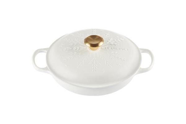 冬日雪花造型真美！LE CREUSET「欢乐耶诞、雪藏时光系列」雪人点心盘Q萌爆表！