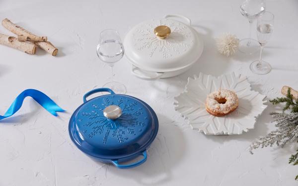 冬日雪花造型真美！LE CREUSET「欢乐耶诞、雪藏时光系列」雪人点心盘Q萌爆表！