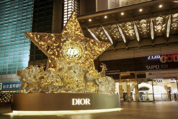 台北101不只有跨年烟火！「Dior耶诞树、浪漫星月、法式庄园」10个最美圣诞灯饰造景推荐！