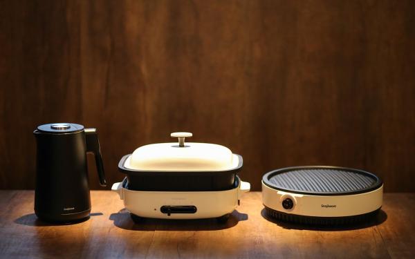 康宁餐具新推厨房美型小家电！多功能电烤盘、火锅烤肉两用电陶炉、热水壶，网路开卖！