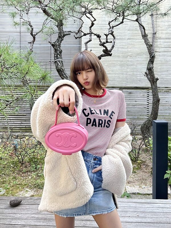 CELINE 新年胶囊系列「粉红椭圆包、小爱心包」与LISA背同款~