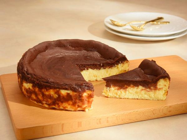 甜点控收藏！2022「巧克力可可甜点」11款推荐：热馅巧克力派、吉那饼棉花糖夹心、巧克力汉堡！