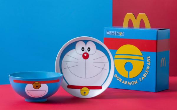 不可能这么可爱吧！麦当劳新推「哆啦A梦经典陶瓷碗盘组」就是这天开卖！