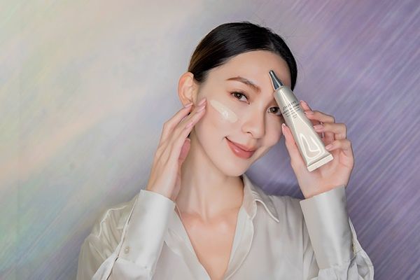 SHISEIDO「极上御藏珍珠光持妆乳」传奇延命草Ｘ24K纯金珍珠，一抹造光更抗老，绽现精致亮泽光！