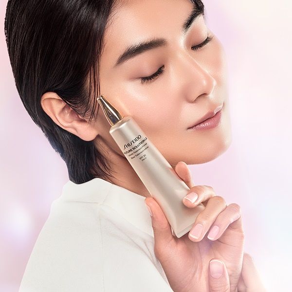 SHISEIDO「极上御藏珍珠光持妆乳」传奇延命草Ｘ24K纯金珍珠，一抹造光更抗老，绽现精致亮泽光！