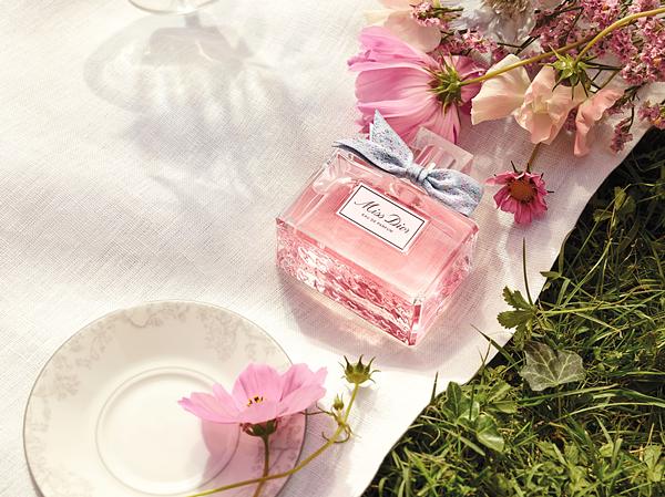 《2022母亲节》迪奥「蓝星唇膏、香氛陶瓷扩香组、爱恋全妆盘」限量推出，还可享有花卉礼盒包装服务！