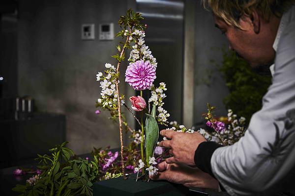 迪奥香氛世家Ｘ日本花卉大师东信 演绎五款「迪奥香氛世家」经典香氛，让香气幻化为充满灵魂的艺术花卉！