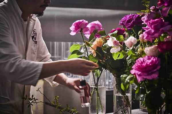 迪奥香氛世家联合花卉大师演绎五款「迪奥香氛世家」经典香氛，让香气幻化为充满灵魂的艺术花卉！