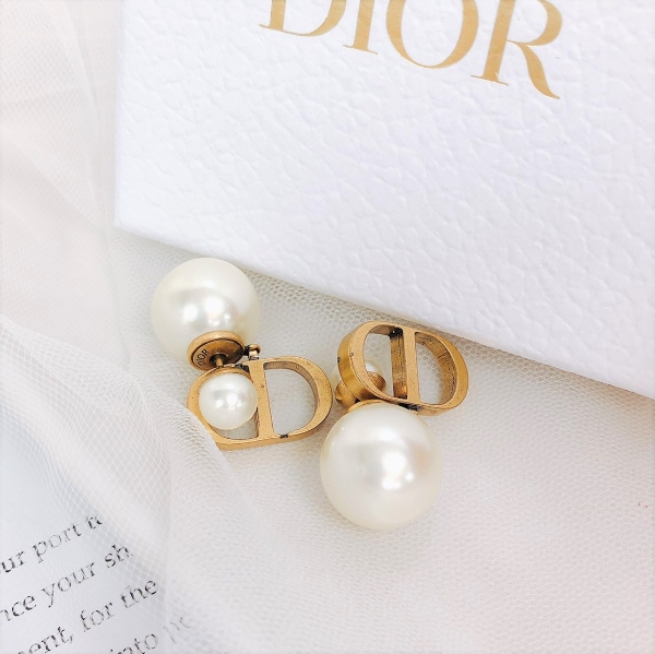 女子梦想收藏款！Dior珍珠系『经典耳环6选』入门级NT.千元起、犒赏自己无负担！