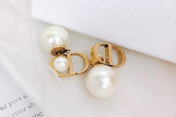 Dior迪奥珍珠系经典耳环推荐，5款入门级千元就能买到！送礼物、送自己都很OK~女生梦想收藏款！