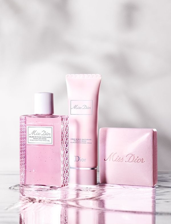 迪奥「Miss Dior 玫瑰护髮精萃」2步骤玫瑰养护开启夏日迭香芬芳仪式，让髮丝柔顺、绽放芳香！