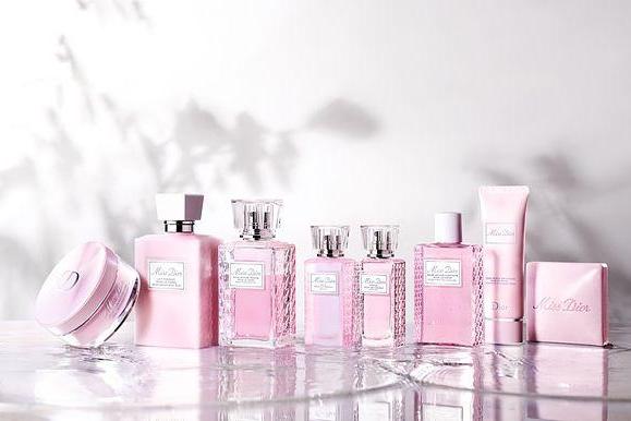 Dior迪奥「Miss Dior 玫瑰护发精油」2步骤玫瑰养护开启夏日迭香芬芳仪式，让发丝柔顺、绽放芳香！