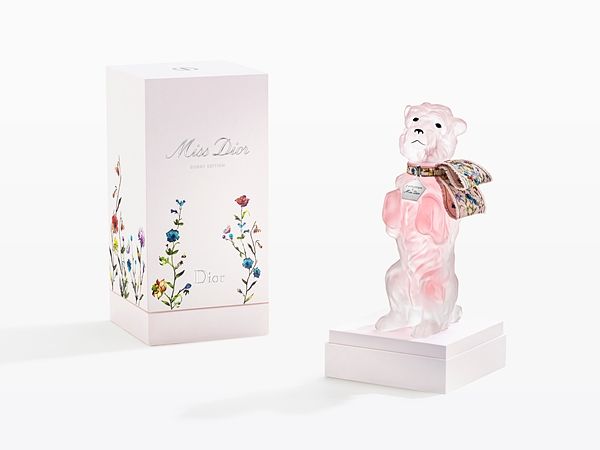 每瓶都有限量编号！Miss Dior「BOBBY 限量复刻版」淘气又奢华的精致工艺，绝对值得你收藏！