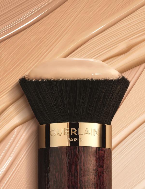娇兰「24K纯金粉底系列」奶油光、柔雾光两种妆效，完备的高遮瑕力及焕白光采让妆容完美持续24小时！