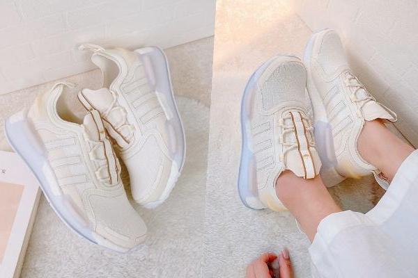 adidas超梦幻仙女球鞋！阿迪达斯最新NMD_V3，女生限定款，气质飙升、搭长裙洋装都太美！