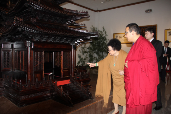 藏传佛教夏茸尕布九世活佛参观中国紫檀博物馆