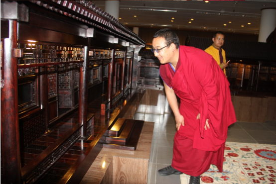 藏传佛教夏茸尕布九世活佛参观中国紫檀博物馆