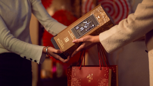 同的消费场景,帮助消费者根据不同的送礼对象选择更适合的水井坊产品