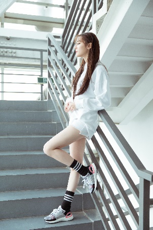 强大的可塑性给时尚达人们提供了日常的潮搭空间,"女神"迪丽热巴就用