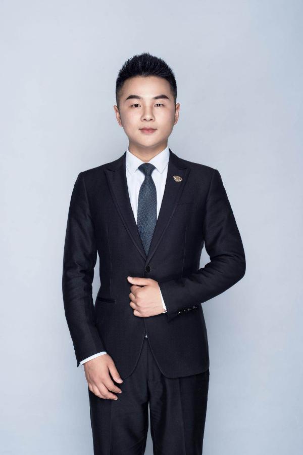 入职4个月,薛康辉就取得了年度经纪人第二名的成绩,同年进入精英社.