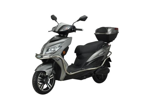 在85款车型中,有主打大动力,长续航,实用舒适的轻摩产品——雅迪雷鹰