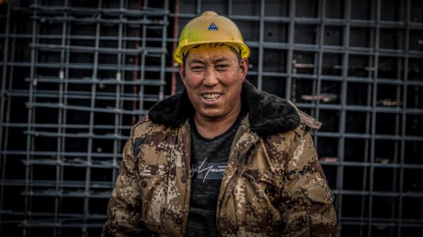 彩与灰农民工笑对人生掠影