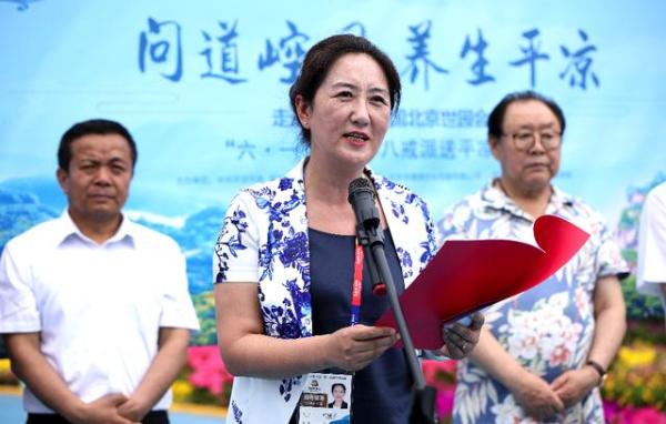 副市长何瑞莲在活动现场向小朋友及家长宣传推介平凉历史美,故事美