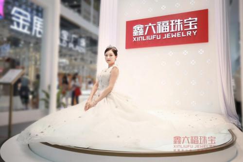 是由著名青年婚纱设计师,珠宝设计师及珠宝匠师等20余人耗时12个月之