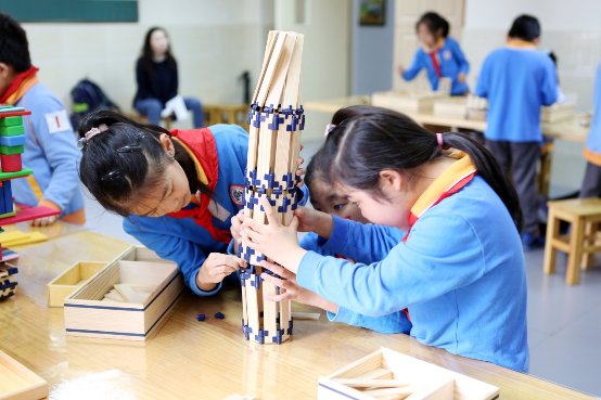 (搭建坦克小组)    将一个个木条搭建出大场景并不容易,从直线到