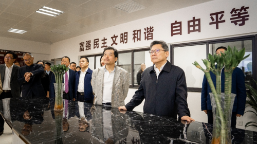 图3:湘潭市市委书记与张刚强董事长参观工厂管理系统据公司员工介绍