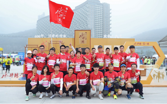 (2019太湖图影国际马拉松水井坊跑团合影)