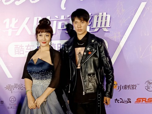 华人时尚盛典制片人郭金华丽亮相酷车小镇