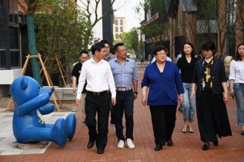 庙行镇党委委员,副镇长金海斌,副镇长张东