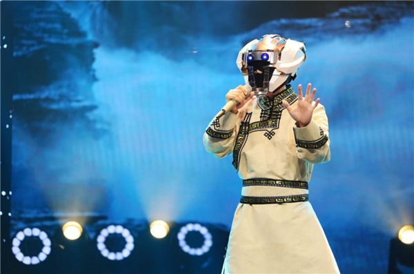 "和平哥"沉浸式的演出让现场猜评团嘉宾和观众都沉