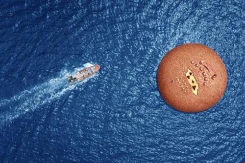  海上惊现巨型饼干 何广智海上脱口秀爆新梗