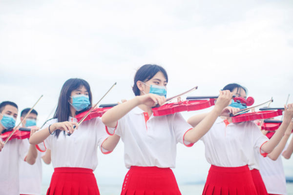  湾区青年小提琴快闪深情上演，大鹏新区用“最海洋”“最青春”的方式向党表白 