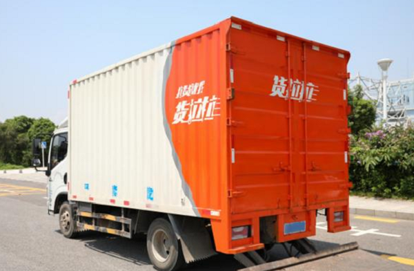 货拉拉司机刘鲁川像演川剧变脸绝活那样认真对待每位客户